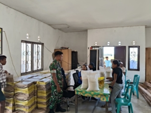 Babinsa Rindi Umalulu Dampingi Pembagian Bahan Pangan Berupa Beras di Desa Wanga