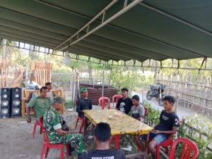 Babinsa Kodim 1602/Ende Tingkatkan Kamtibmas Lewat Pamwil dan Komsos di Desa Ndondo