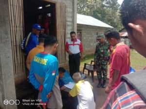 Babinsa Koramil 1602-02/Wolowaru Dampingi Penyaluran Bantuan Sembako untuk Korban Kebakaran Lunggaria