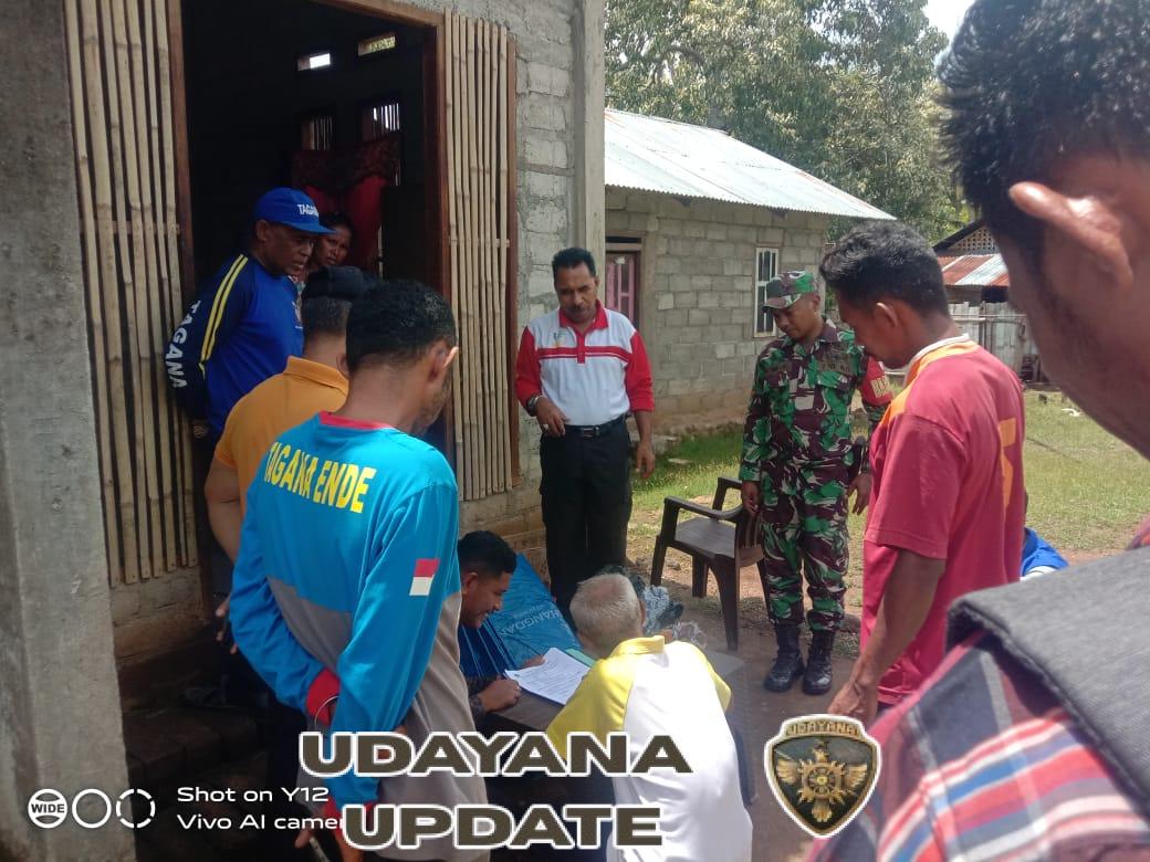 Babinsa Koramil 1602-02/Wolowaru Dampingi Penyaluran Bantuan Sembako untuk Korban Kebakaran Lunggaria