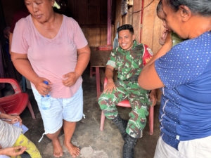 Babinsa Koramil 1602-04/Maurole Perkuat Komsos dan Pamwil Bersama Warga Desa Loboniki