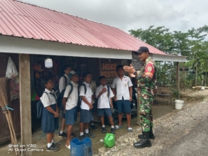 Babinsa 1602-01/Ende Perkuat Komsos dan Pamwil Bersama Warga Desa Tendambepa