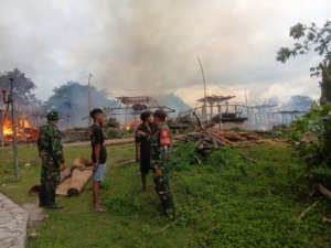 Rumah Situs Adat Kampung Yaru Wora Ludes Terbakar, Babinsa Walakaka Turun Bantu Warga