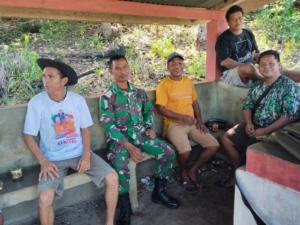 Sertu Husni Harianto Turun Tangan Gotong Royong Pembuatan Pohon Natal di Tanarighu