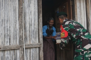 ‎Peduli Sesama, Satgas Pamtas Yonarhanud 2 Kostrad Salurkan Sembako Bagi Warga Yang Membutuhkan