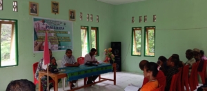 Babinsa Wolwal Barat Kawal Penyaluran BLTD Ekstrim Triwulan IV Tahun 2025