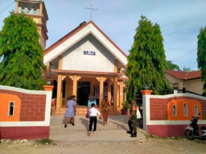 Babinsa Koramil 1627-01/Ba’a Laksanakan Pengamanan Ibadah Minggu di Gereja Efata Lekioen
