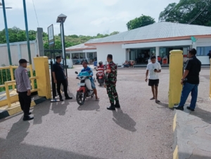 Piket Koramil 1627/02 Pantai Baru Laksanakan Pemantauan Aktivitas Pelabuhan ASDP Ofalangga