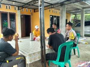 Babinsa Seran dan Bhabinkamtibmas Tingkatkan Komsos Demi Perkuat Keamanan Desa