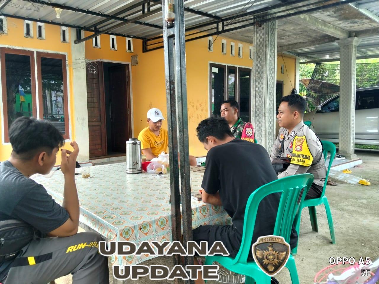 Babinsa Seran dan Bhabinkamtibmas Tingkatkan Komsos Demi Perkuat Keamanan Desa