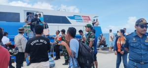 Piket Koramil 1627-01/Ba’a Laksanakan Pemantauan Kapal Penumpang di Pelabuhan Ba’a