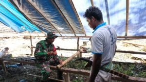 Babinsa Walakaka Dirikan Tenda untuk Warga Korban Kebakaran di Kampung Yaru Wora