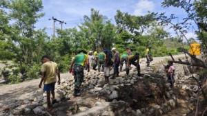 Satgas Yonarmed 12 Kostrad Bantu Perbaikan Akses Jalan di Lamaknen Selatan