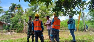 Babinsa Lewa Dampingi PLN Pantau Penambahan Jaringan Listrik di Desa Kambata Wunddut