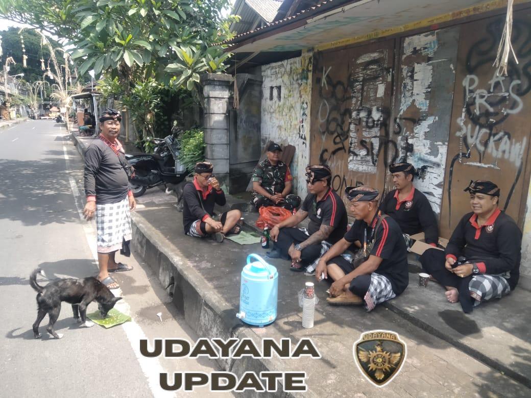Tetap Solid, Babinsa Semarapura Kaja Bersama Bhabinkamtibams Dan Pecalang Kawal Upacara Pengabenan
