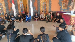 TNI Polri Di Takmung Bersinergi Bersama Pecalang Kawal Jalan Santai