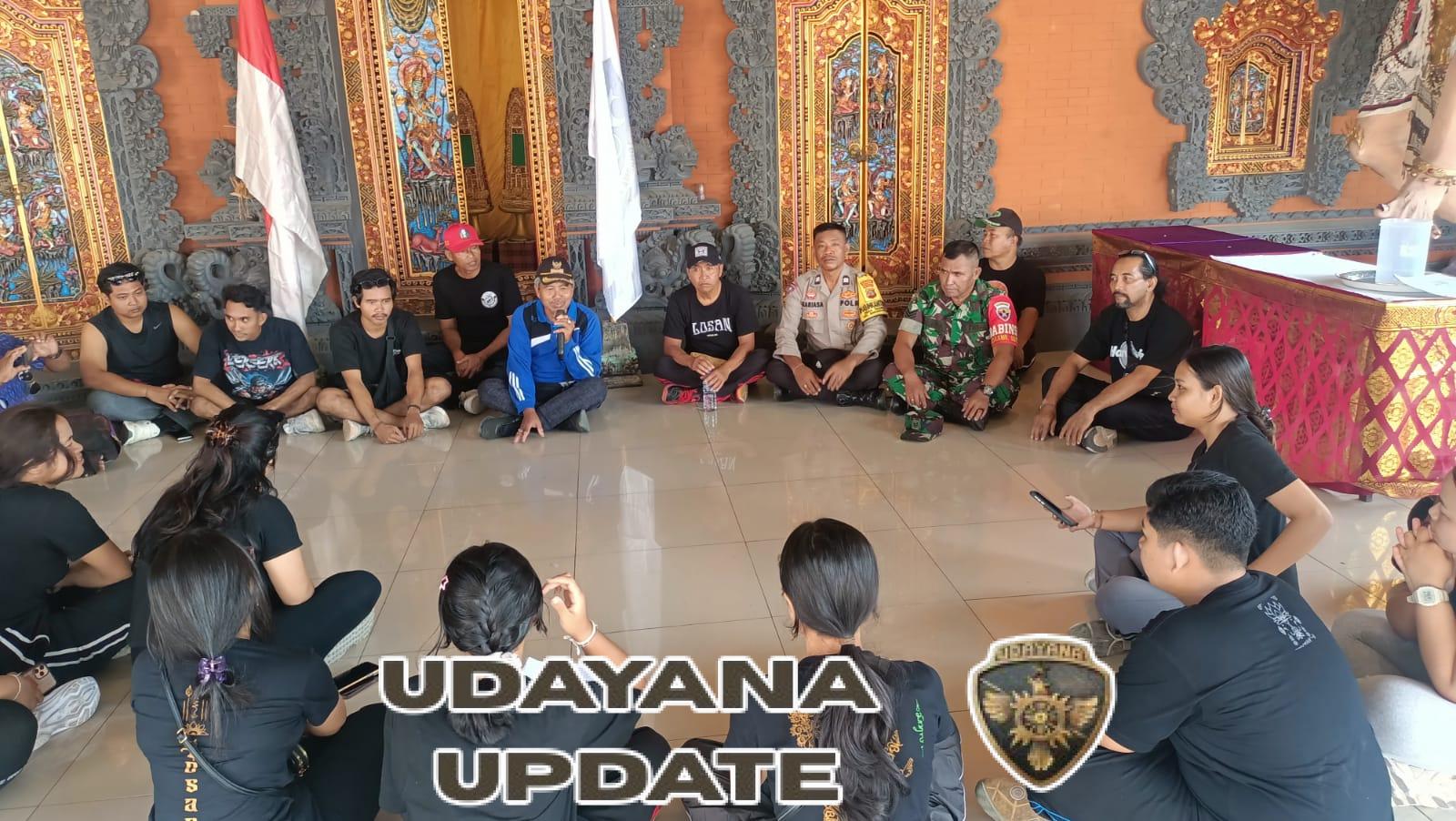 TNI Polri Di Takmung Bersinergi Bersama Pecalang Kawal Jalan Santai