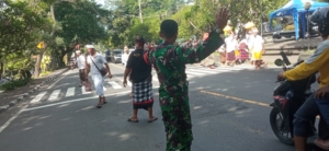 TNI Polri Dan Pecalang Di Desa Pesinggahan Kawal Upacara Keagamaan