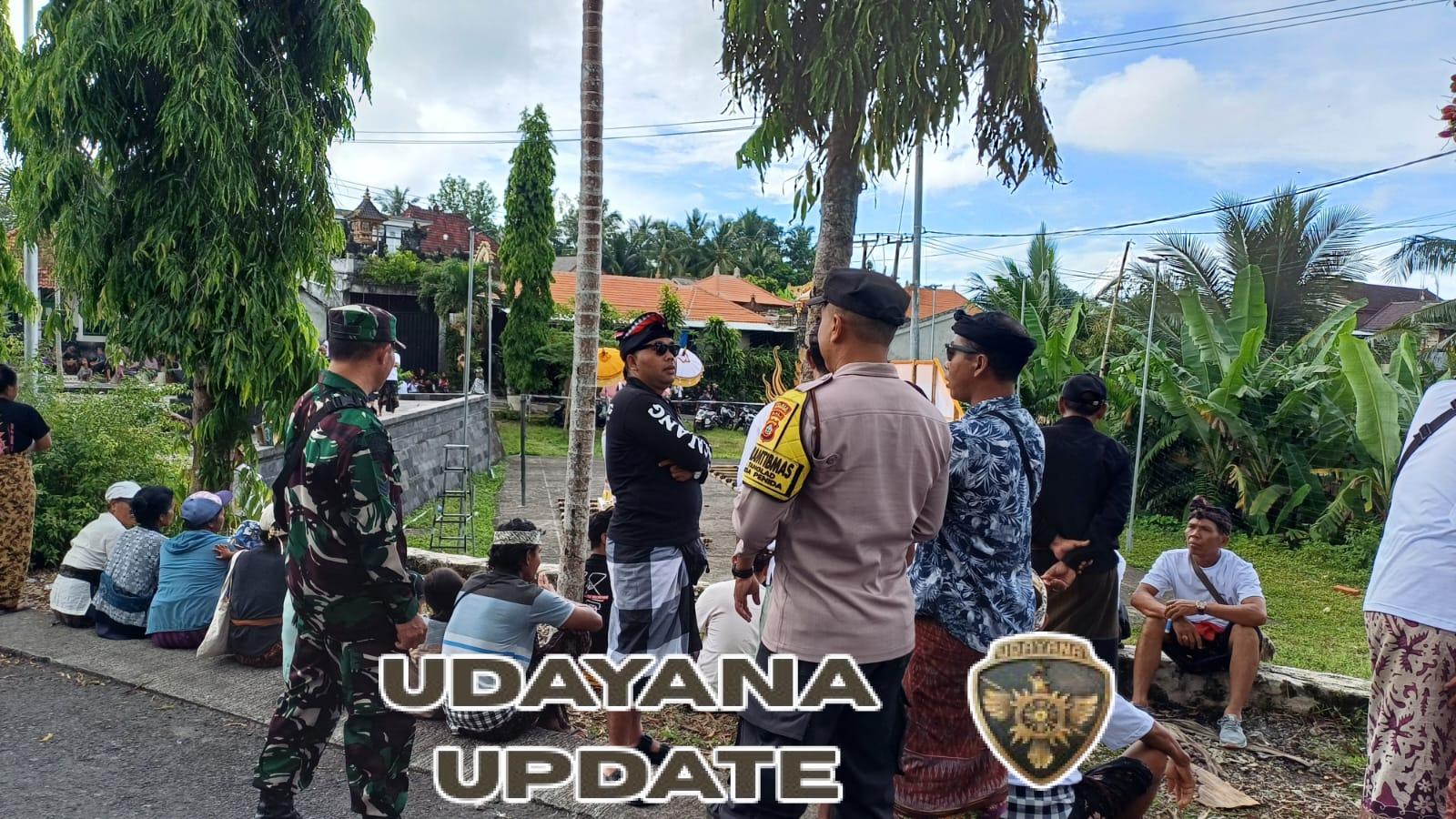 Aparat TNI Dan Polri Serta Pecalang Di Desa Tanglad Pastikan Kelancaran Upacara Ngaben Melalui Pengawalan
