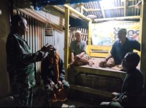 Babinsa Desa Tangga Ingatkan Warga Gunakan Knalpot Standar dan Waspadai Orang Mencurigakan