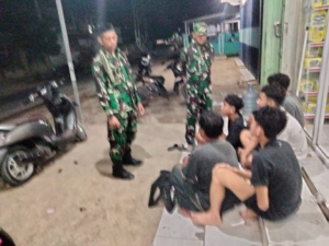 Sertu Syaraf Hidayat Pimpin Patroli Siskamling di Kecamatan Sape dan Lambu