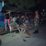 Babinsa Bersama Pol PP dan Tokoh Masyarakat Gelar Siskamling di Kecamatan Woha