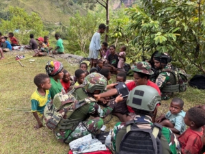 Pelayanan Kesehatan Door to Door Satgas Yonif 743/PSY Disambut Hangat Warga Talilime