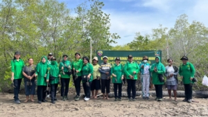 Kodim 1603/Sikka Tanam Mangrove di Magepanda, Wujudkan Kepedulian Lingkungan Pesisir