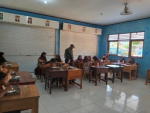 Babinsa Koramil 1628-05/Jereweh Dampingi Program Makan Bergizi Gratis di SD Negeri Goa