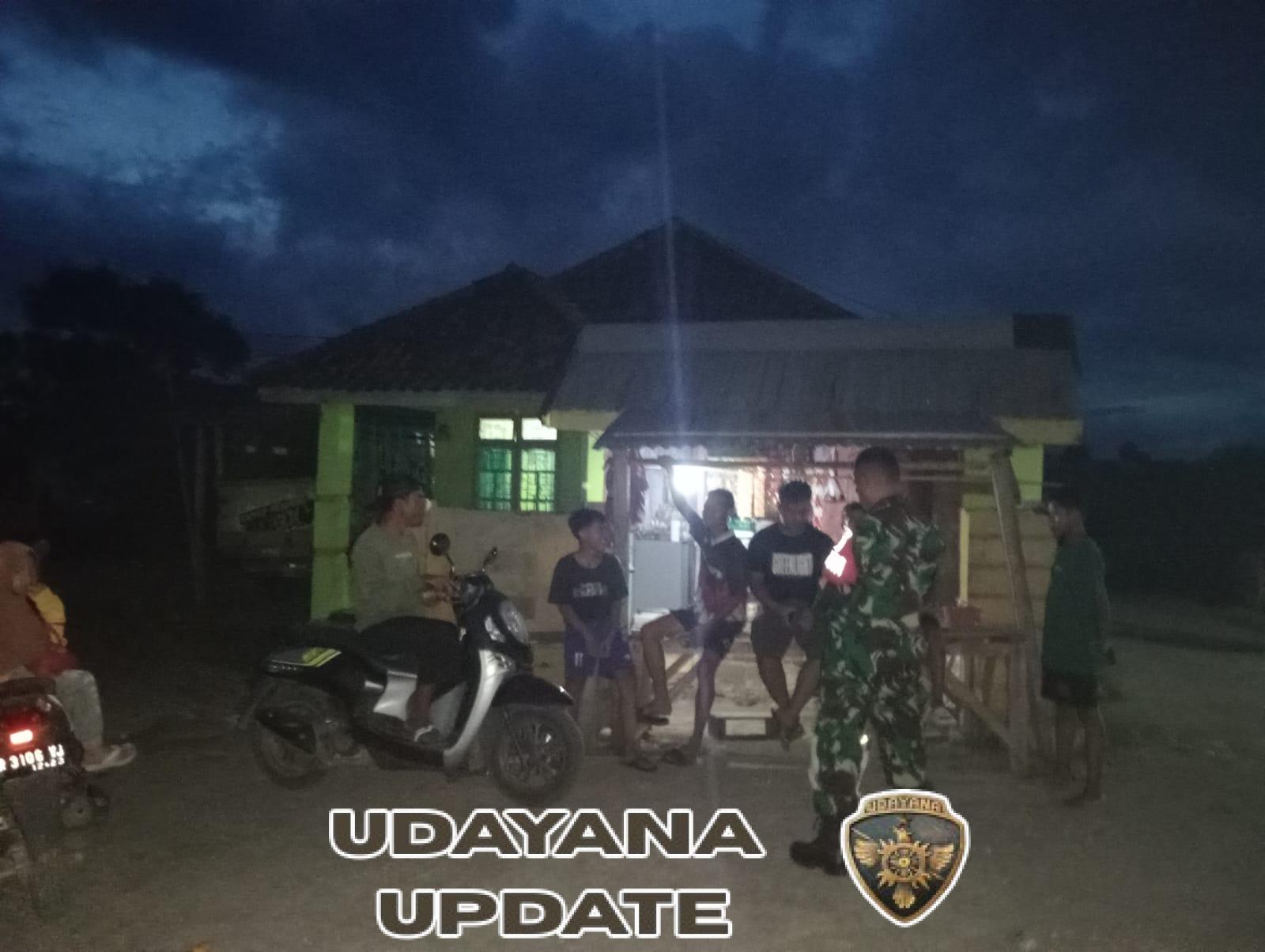 Babinsa Karamabura Perkuat Koordinasi Pemuda Lewat Ronda Malam di Ndano Duwe