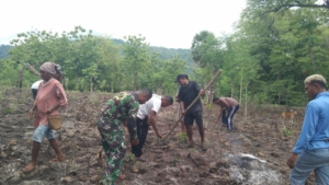 Kopda Kristianto Serang Dampingi Masyarakat Desa Bandar dalam Kegiatan Gotong Royong