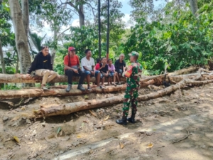 Babinsa Wolowaru Tingkatkan Kamtibmas Lewat Komsos dan Pamwil di Desa Wonda