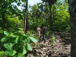 Babinsa Koramil 1627-01/Ba’a Dampingi Pengukuran Lahan Pembangunan Koperasi Merah Putih di Oeleka