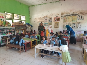 Ratusan Siswa di Desa Naru Terima Paket Makan Bergizi Gratis