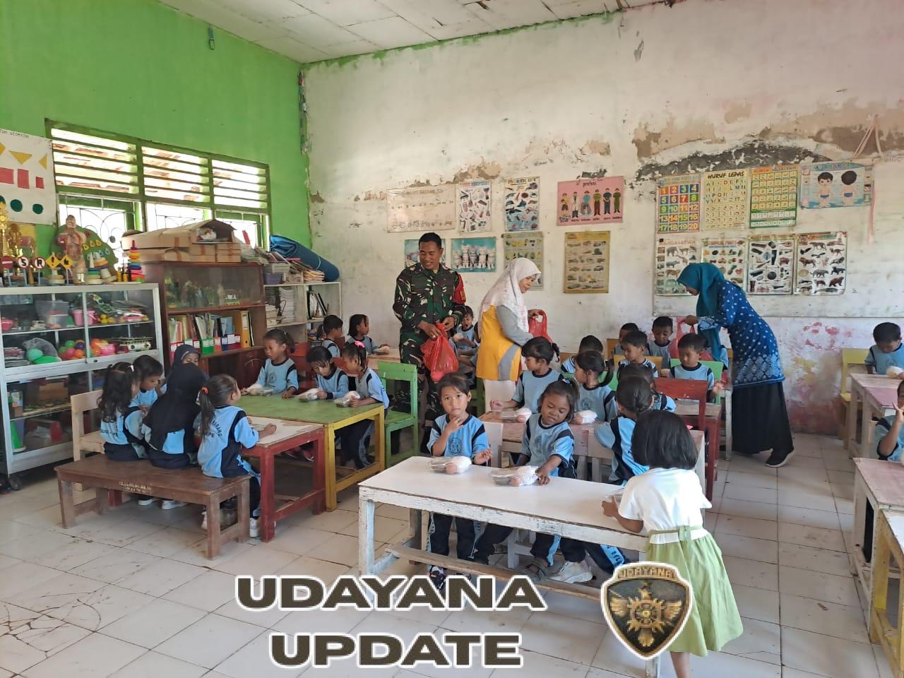Ratusan Siswa di Desa Naru Terima Paket Makan Bergizi Gratis