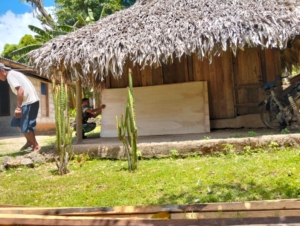 Babinsa Serma Yusuf Tungga Kawal Pendropingan Material KDKMP di Desa Oebela