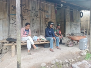 Babinsa Koramil 1602-04/Maurole Perkuat Keamanan dan Kedekatan dengan Warga Desa Wolomuku