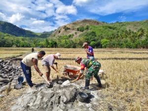 Babinsa Koramil 1602-04/Maurole Bantu Pengerjaan Irigasi dan Tingkatkan Keamanan Desa Tou Timur