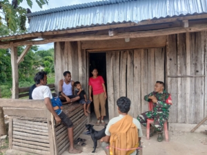 Babinsa Sertu Arifudin Tingkatkan Komsos Bersama Warga Patiala Bawa