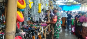 Babinsa Koramil 1625-01/Bajawa Laksanakan Patroli di Pasar Soa