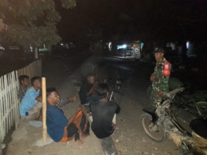 Babinsa Koramil 1614-06/Manggelewa Gelar Patroli Malam di Dusun Mpongge