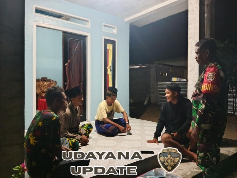 Babinsa Koramil 1614-01/Dompu Gelar Ronda Malam Bersama Karang Taruna di Desa Mumbu
