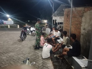 Babinsa Koramil 1614-03/Hu’u Laksanakan Ronda Malam Bersama Pemuda Desa Rasabou