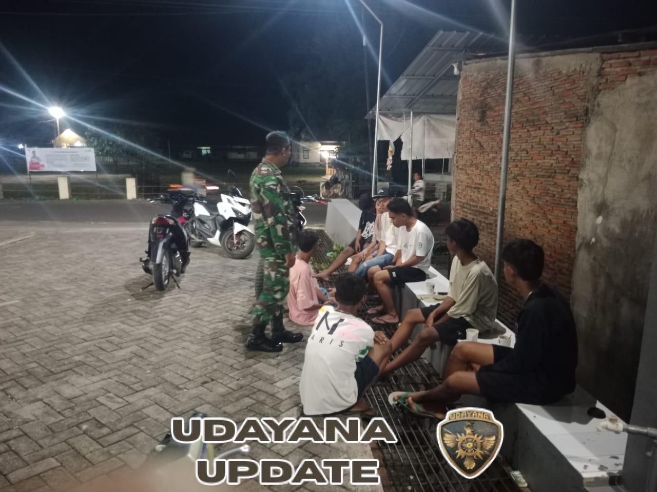 Babinsa Koramil 1614-03/Hu’u Laksanakan Ronda Malam Bersama Pemuda Desa Rasabou