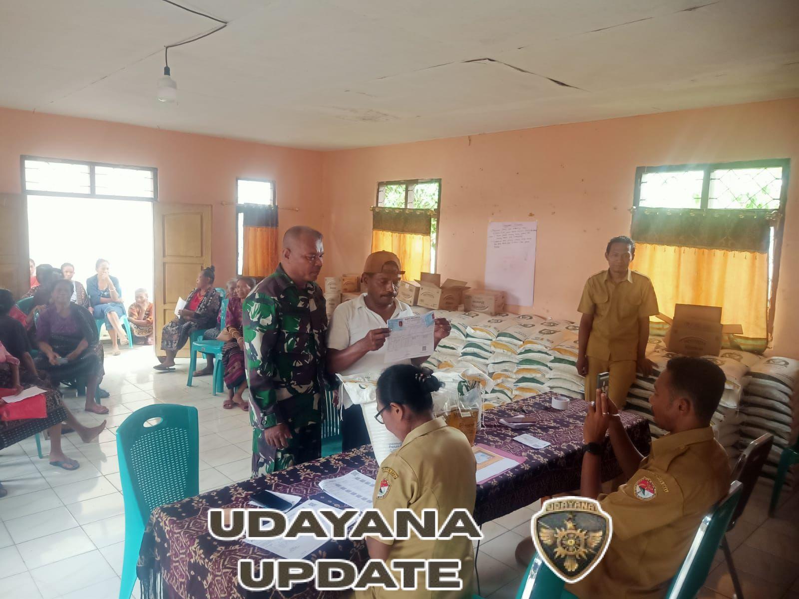 Babinsa Iantena Dampingi Penyaluran Bansos Ketahanan Pangan