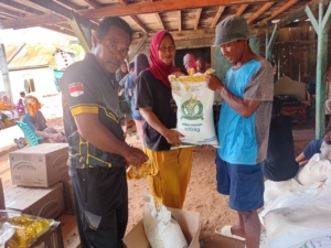 Babinsa Sertu Burhanuddin Dampingi Penyaluran Bantuan Pangan di Desa Papagarang