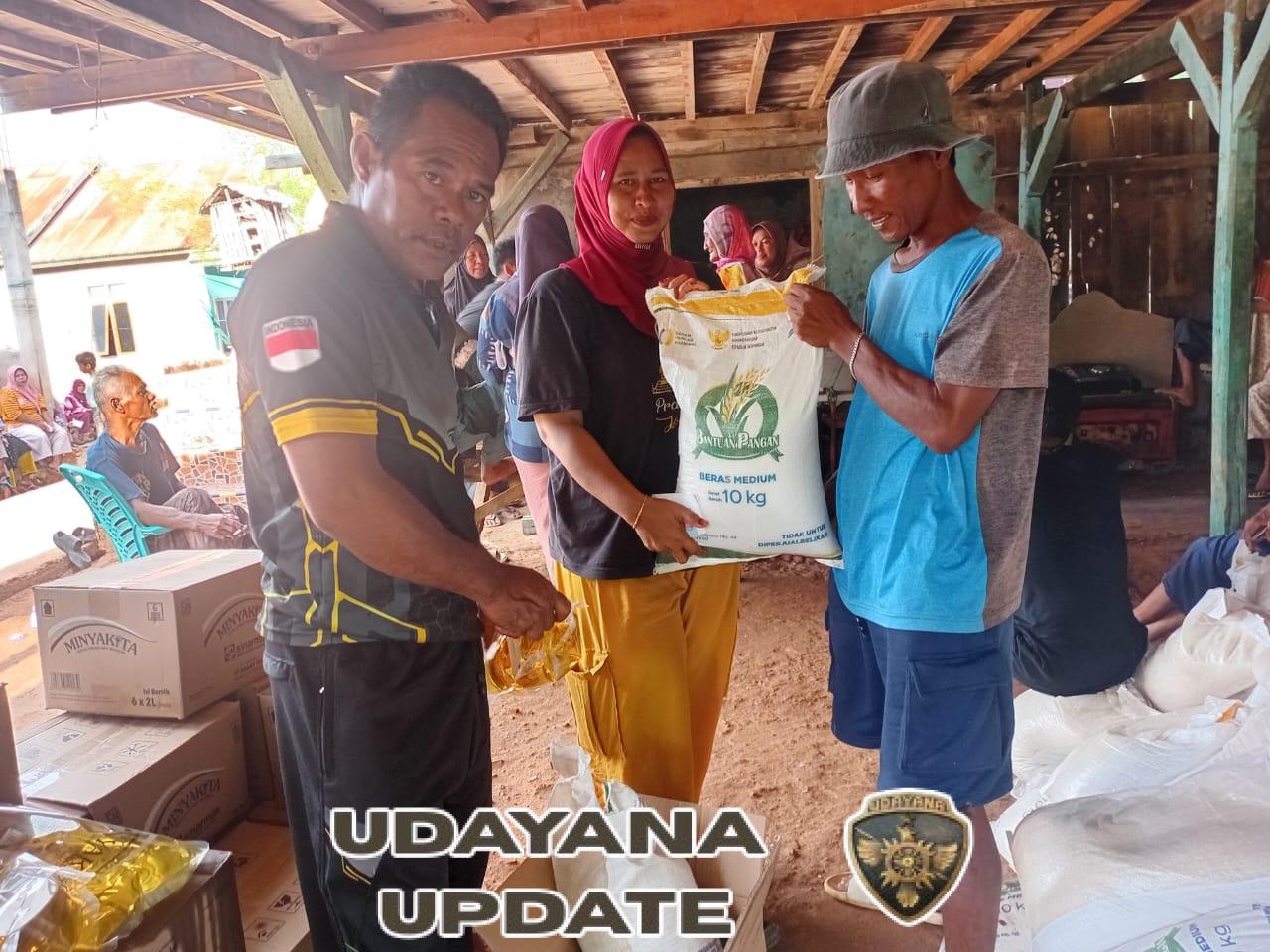 Babinsa Sertu Burhanuddin Dampingi Penyaluran Bantuan Pangan di Desa Papagarang