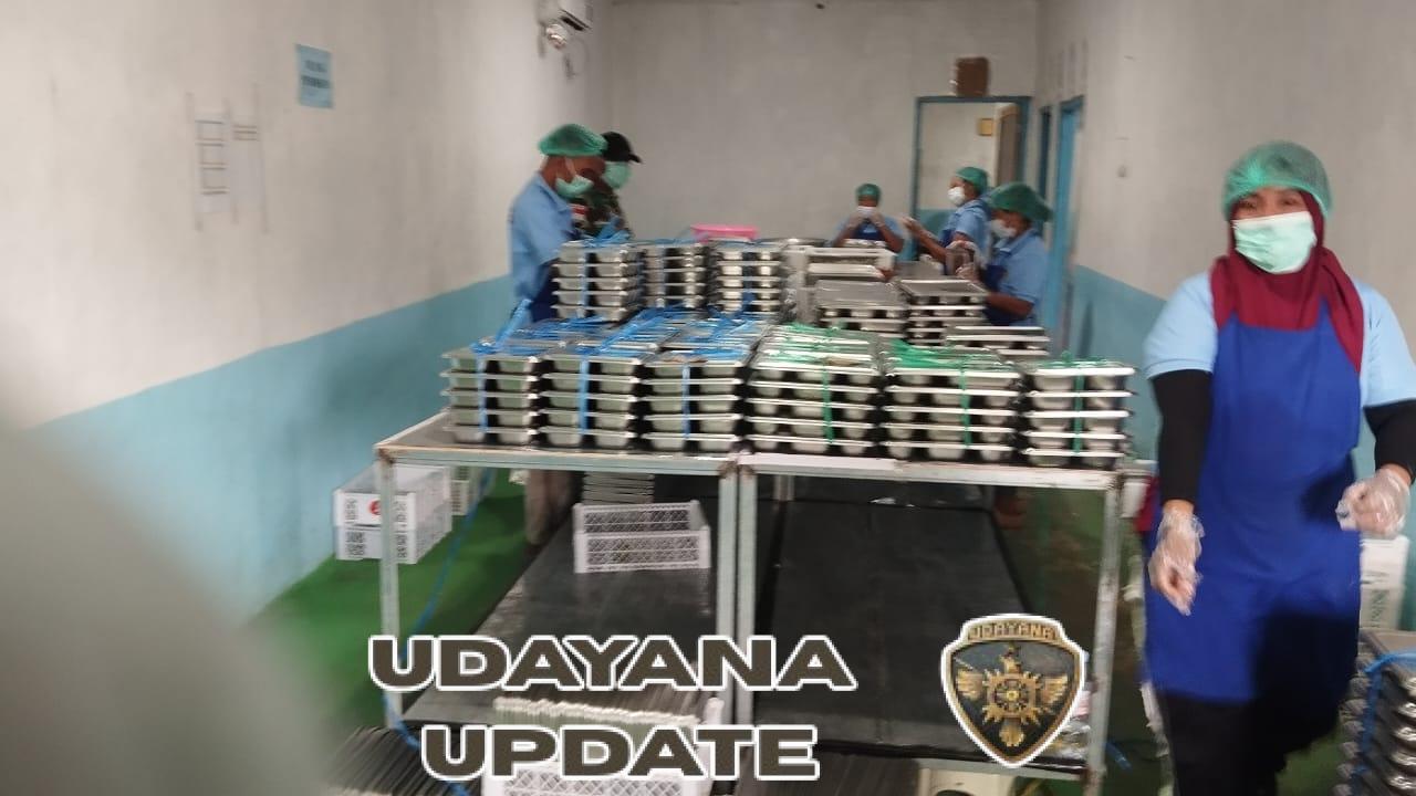 Babinsa Rote Timur Dampingi Pembagian 3.000 Paket Makanan Bergizi untuk Pelajar di Papela