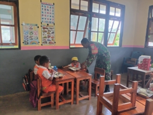 Babinsa Pantai Baru Dampingi Pembagian 3.093 Paket Makanan Bergizi untuk Pelajar di Wilayah Ofalangga