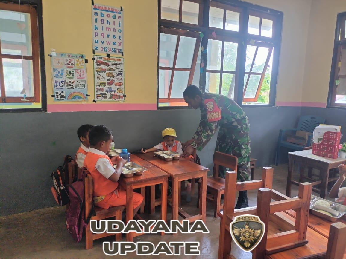 Babinsa Pantai Baru Dampingi Pembagian 3.093 Paket Makanan Bergizi untuk Pelajar di Wilayah Ofalangga